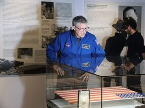 Astronaut NASA se v Armádním muzeu Žižkov podíval na dar jeho předchůdců – vzorky horniny z Měsíce