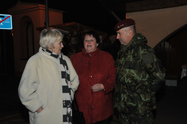 Hlavními aktéry večera byla samozřejmě děti, ale pozornost se soustředila na prezidentku hnutí Bělu Gran Jensen, hlavní organizátorku podvečera a velitele z Jindřichova Hradce podplukovníka Romana Náhončíka