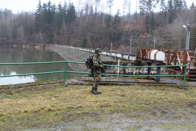 Strážný střeží nádrž s pitnou vodou