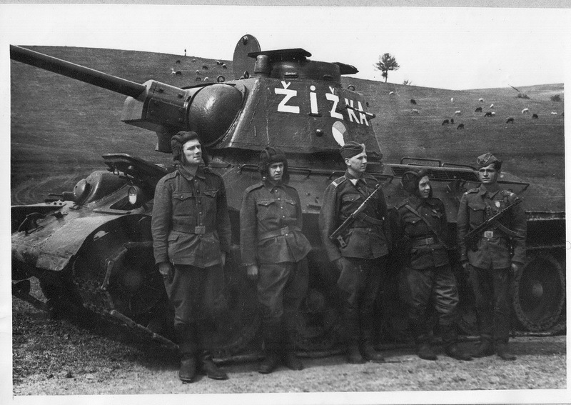 Jeden ze slavných středních tanků T-34 s bojovým jménem Žižka, kterým v době bitvy o Kyjev a pravobřežní Ukrajinu disponovali čs. vojáci.