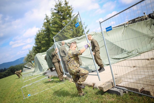 Střežení neobydlených táborů, nového i starého si zajišťují sami logistici