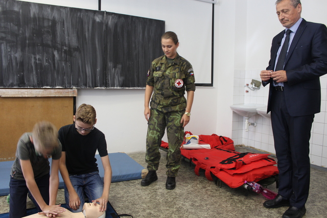 Studenti názorně předvedli, co si z prezentace první pomoci zapamatovali