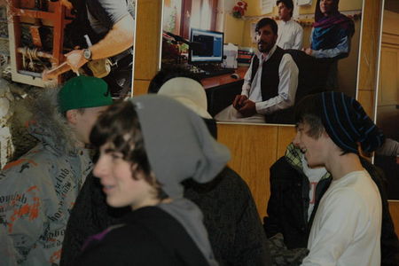 Studenti přicházejí na výstavu