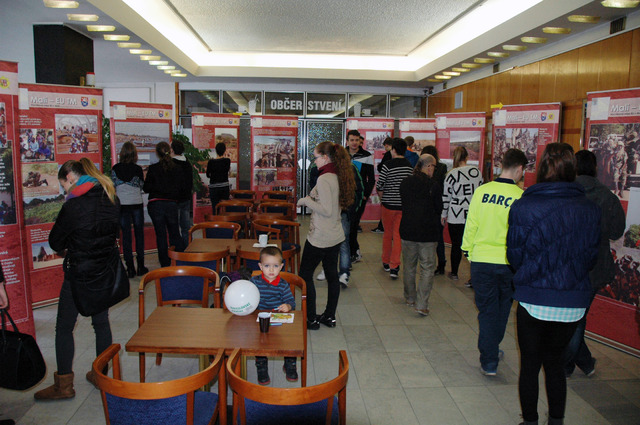 Studenti si prohlížejí výstavu