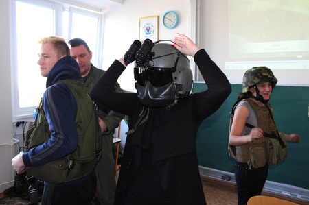 Studenti ze střední školy při zkoušení výstroje vojáků