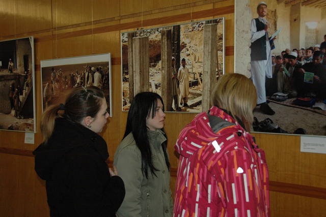 Studentky si prohlížejí fotografie 2