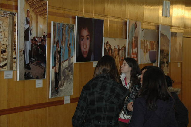 Studentky si prohlížejí fotografie 2