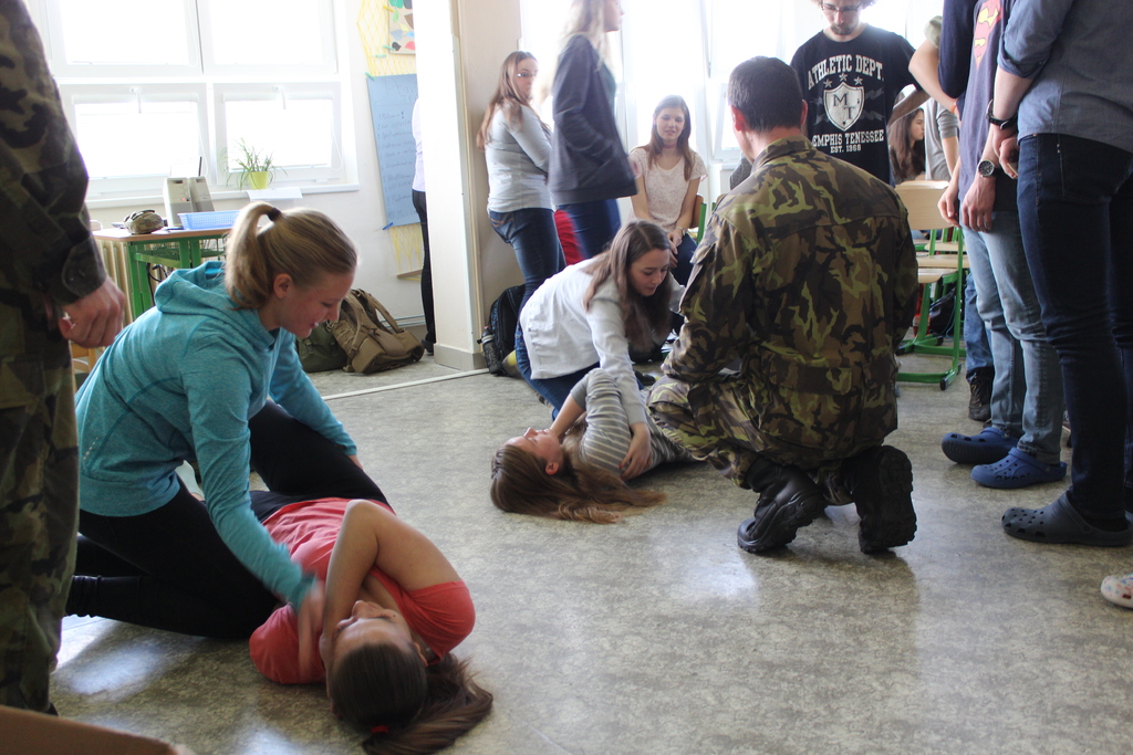 Studentky trénovaly stabilizovanou polohu
