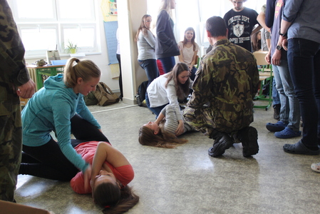 Studentky trénovaly stabilizovanou polohu
