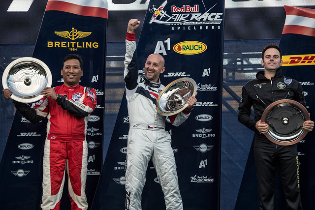 Stupně vítězů s mistrem světa Kopfsteinem (foto Predrag Vuckovic)