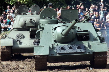 Střelba, dým, manévry: to byl 12. Tankový den v Lešanech