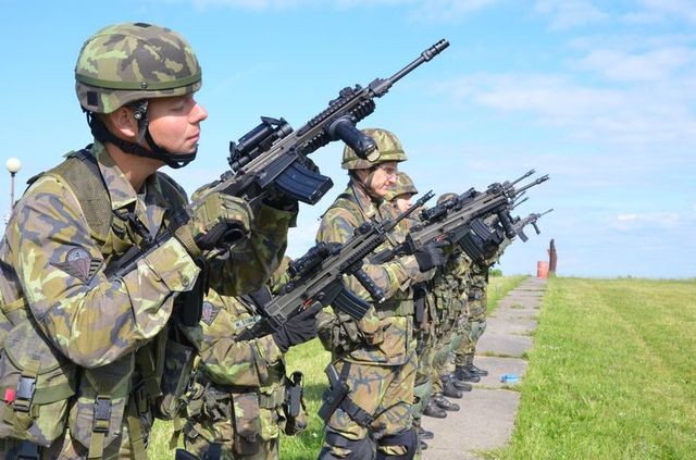 Suché nácviky ve střelecké přípravě jsou nedílnou součástí všech cvičení výsadkářů