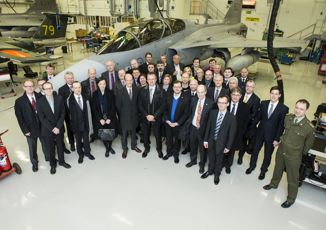 Členové české a švédské delegace v továrně Saab v Linköpingu