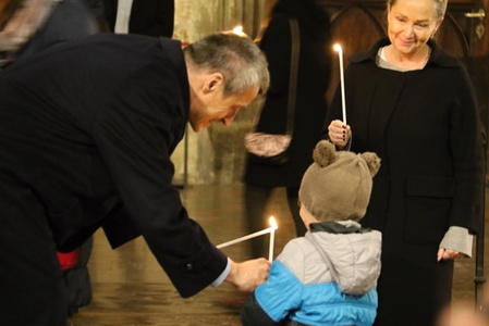 Svíčky si od dětí připalují dospělí, v tomto případě ministr Martin Stropnický