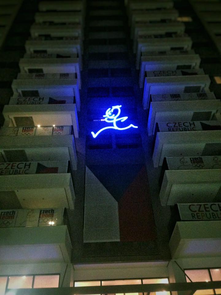 Svítící Emil na budově českého týmu v olympijské vesnici.