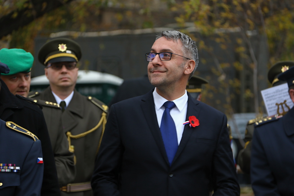 Symbol vlčího máku zdobil i klopu ministra obrany Lubomíra Metnara