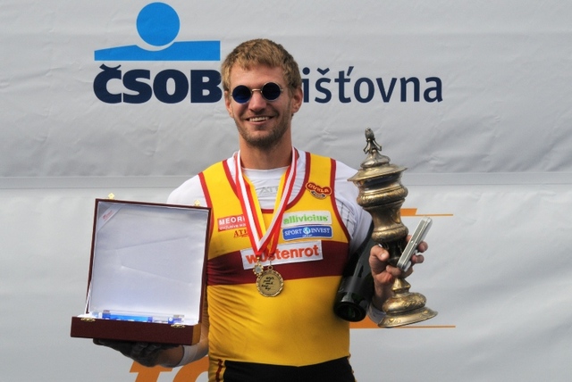 Synek - vítěz závodu skifařů