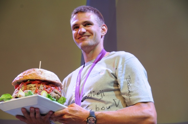 Synek za celý den měl  jen snídani a tak dostal 5 kilový hamburgr