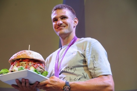 Synek za celý den měl  jen snídani a tak dostal 5 kilový hamburgr