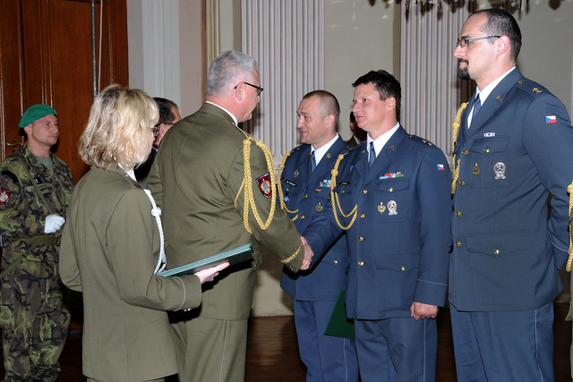 Také na uniformách příslušníků vzdušných sil se lesknou zlatavé odznaky absolventa důstojnického kurzu