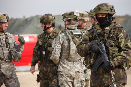 Také při ochraně VIP spolupracují čeští a američtí vojáci