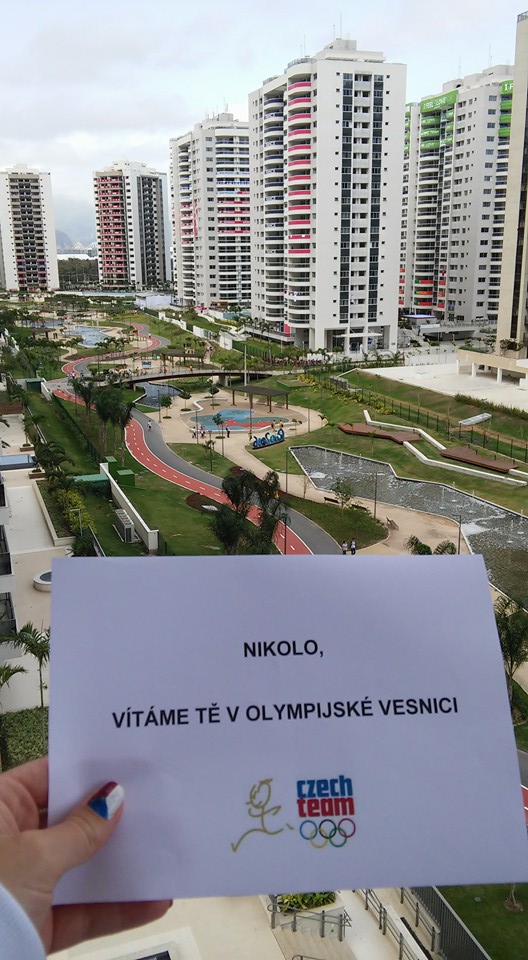 Takhle přivítali v olympijské vesnici střelkyni Nikolu Mazurovou.