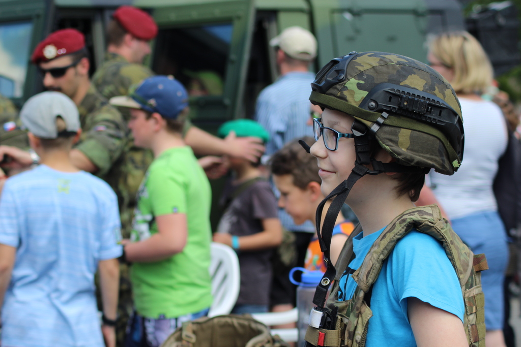 Taktickou vestu a helmu si chtěli obléct všichni kluci i holky