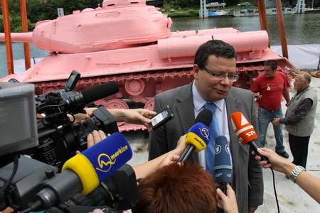 Ministr Vondra v obležení novinářů