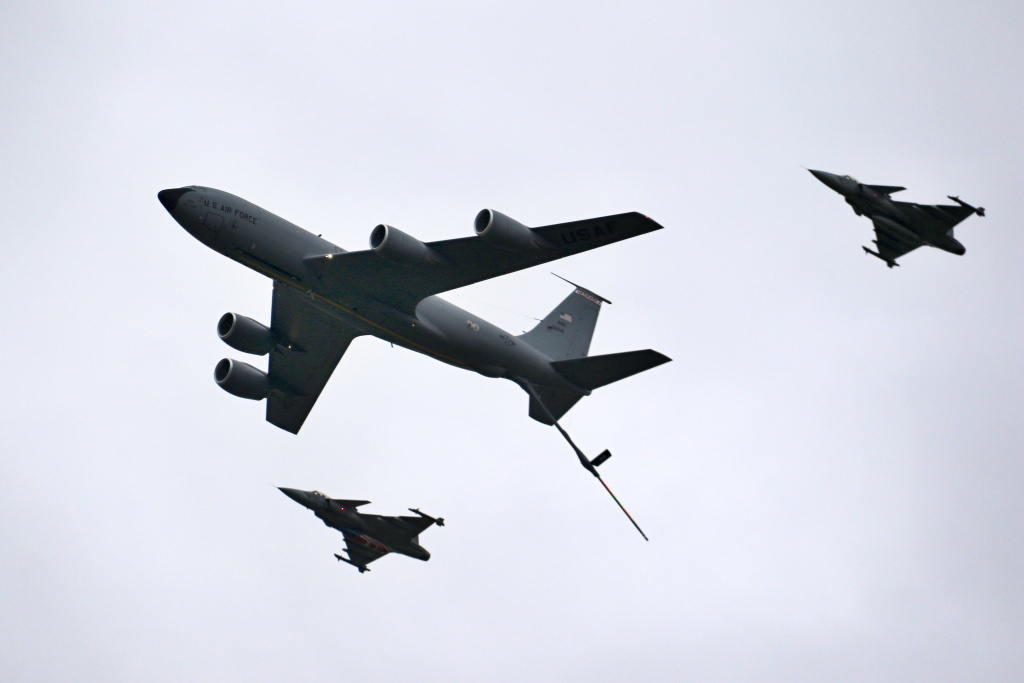 Tanker KC-135 s dvojicí letounů Gripen