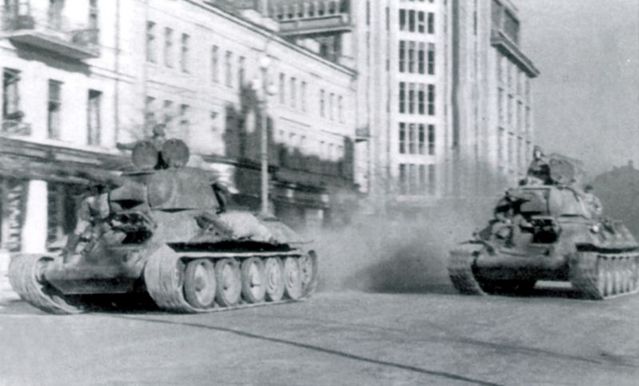 Tanky v ulicích Kyjeva