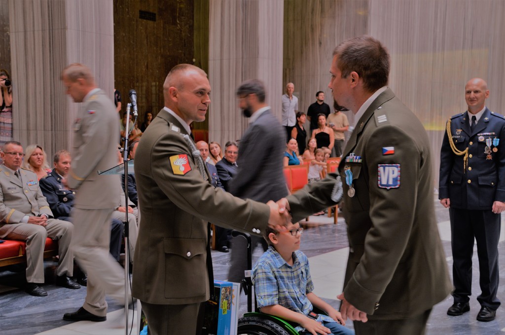 Tatínek Mirečka a patron sbírky si vřele podali ruce