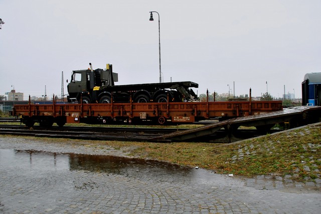 Technika T 815 MLF naložena na železniční vůz a provedeno její upevnění.