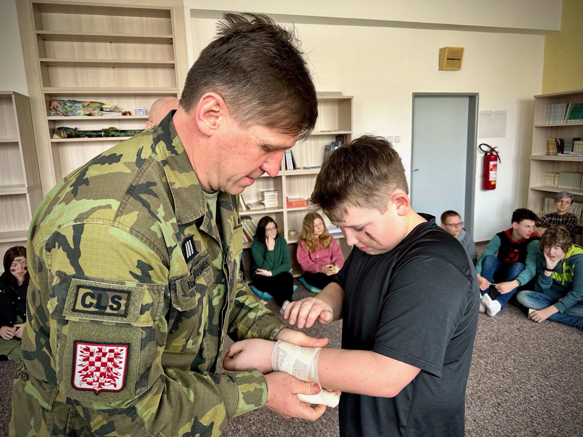 Tepenné krvácení už umí ošetřit všechny děti z ledečské základní školy.