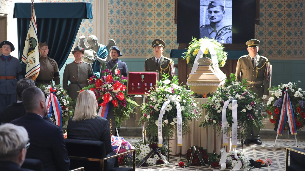 S plukovníkem Mirkovičem se rozloučila i ministryně obrany