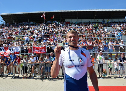 Titulní fotka Ondřej Synek před plnou tribunou fanoušků v Račicích