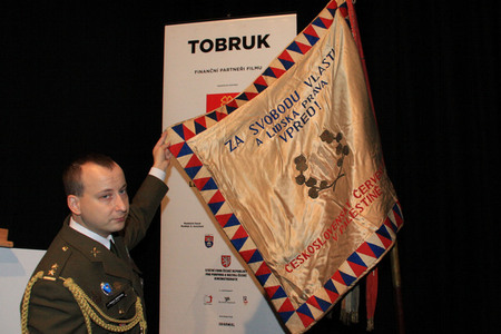Podplukovník Robert Speychal přinesl z fondu Vojenského historického ústavu originální prapor