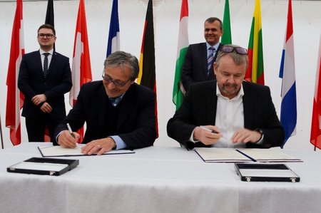 Ministři podepsali memorandum o spolupráci v oblasti letových navigačních služeb