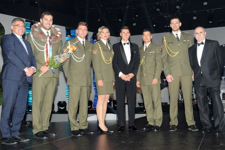 TOP armádní sportovci s náměstkem MO Kuchtou a ředitelem Dukly Priščákem