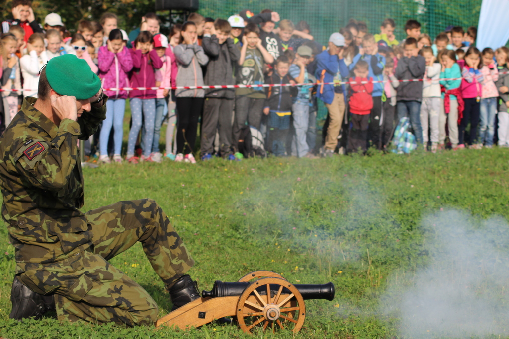 Tradiční dělo na zahájení prezentace 13. dělostřeleckého pluku z Jinců