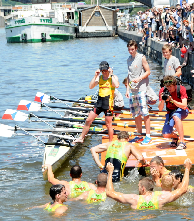 Tradiční koupel nakonec absolvovali všichni z posádky