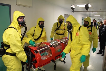 Vojenští a civilní specialisté na biologickou ochranu společně cvičili v Těchoníně