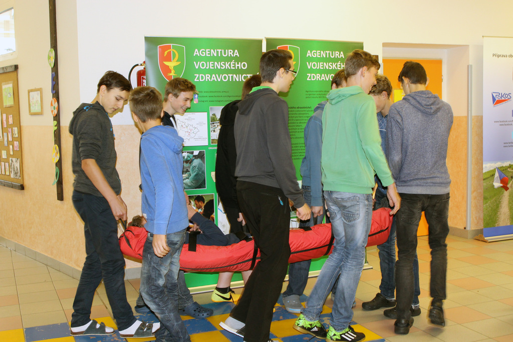 Transport raněného trénovali na chodbě školy
