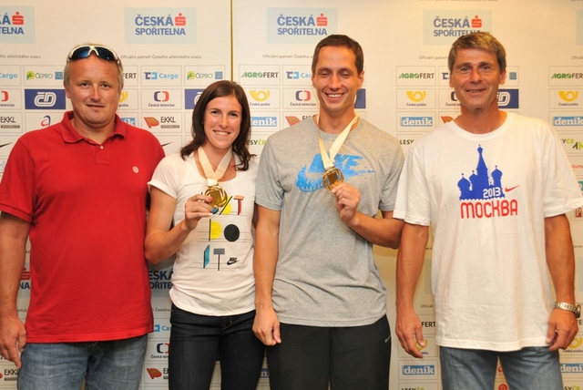 Trenér Dalibor Kupka se Zuzkou Hejnovou a Víťa Veselý s trenérem  Janem Železným