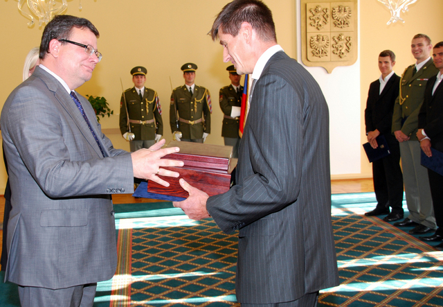 Trenér Kulhavého Viktor Zapletal dostal od ministra i dar.jpg