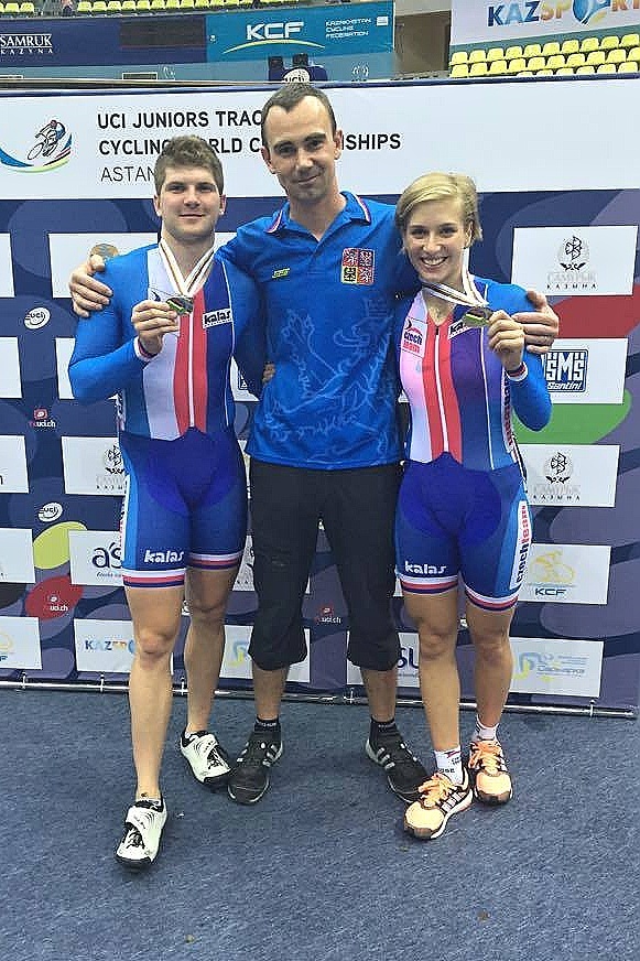 Trenér Zdeněk Nosek se svými medailisty Jiřím Janoškem a  Sárou Kaňkovskou