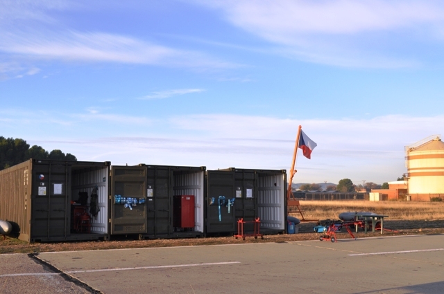 Tři kontejnery - zázemí pro vybavení inženýrské letecké služby (ILS)