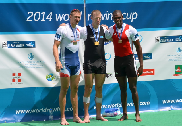 Tři nejlepší skifaři na stupních vítězů SP