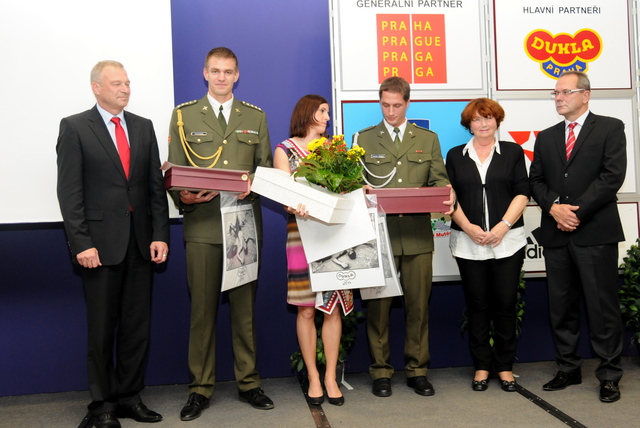 Tři nejlepší sportovci Synek, Hejnová a Veselý s ministrem Pickem, starostkou Prahy 6 Kousalíkovou a náměstkem primátora Prahy Vávrou