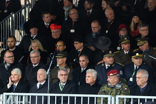 Tribuna s řadou významných hostů