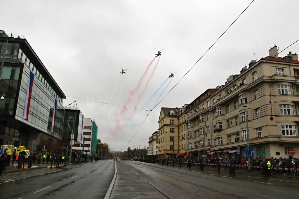 Trojice vrtulníků Mi-24 přelétá nad Evropskou a vytváří trikoloru